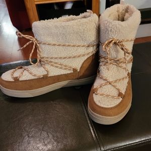 Boots size 9